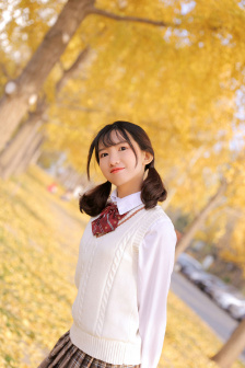 公交车上男的紧紧靠在女孩座椅上